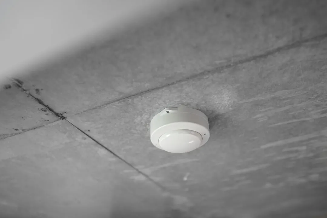 南宁速柏霖LED照明设备在工厂车间与写字楼场景中的应用选型指南封面图